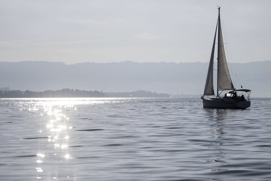 Ein Segelboot fährt auf dem Bodensee. Während einem Föhnsturm sind drei Segler gekentert. (Symbolbild)