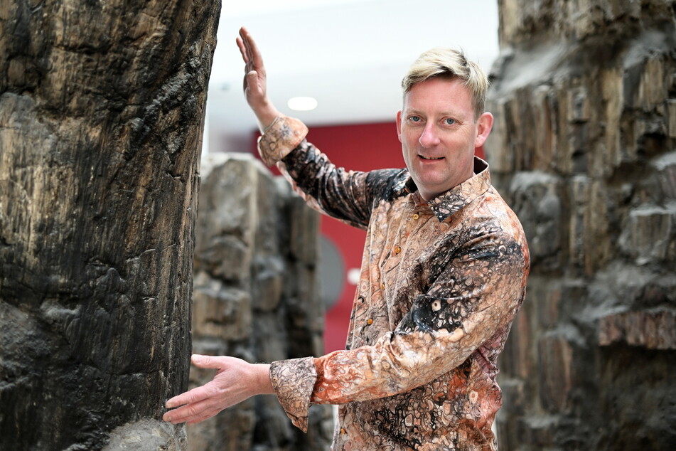 Designer René König (49) mit seinem Steinwald-Hemd am Original im "Tietz".