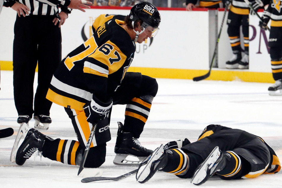 NHL-Schock! Nachwuchsstar bleibt regungslos auf Eis liegen