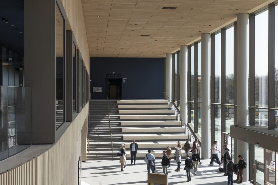 Die neuen heiligen Hallen der Verwaltung sind dank großer Fenster lichtdurchflutet.