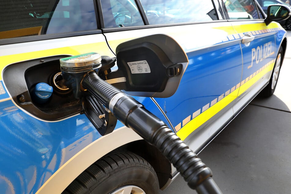 In diesem Jahr rechnet das Land Sachsen-Anhalt mit höheren Kosten für das Betanken von Polizeiautos. (Symbolfoto)