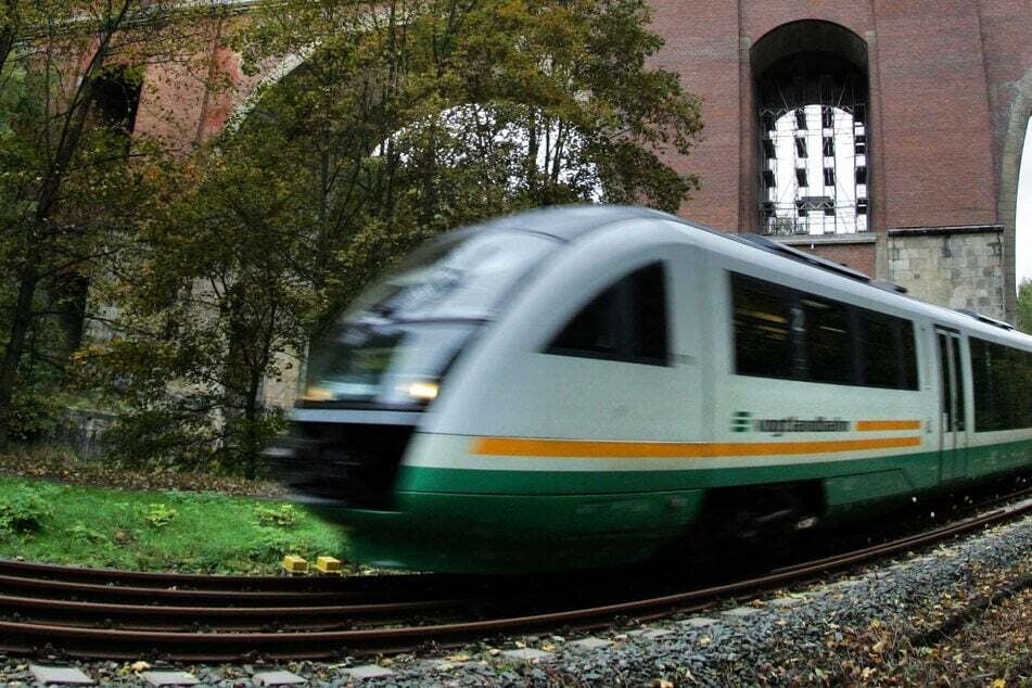 In der Vogtlandbahn ist eine Zugbegleiterin bedroht worden. (Archivbild)