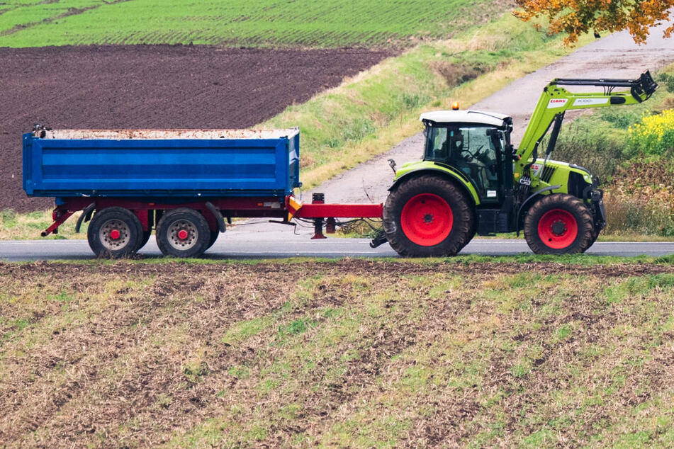 Fahranfänger kollidiert mit Traktor und kracht gegen Baum