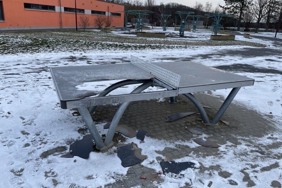 Im Mehrgenerationenpark Zauckerode wurde eine Tischtennisplatte zerstört.