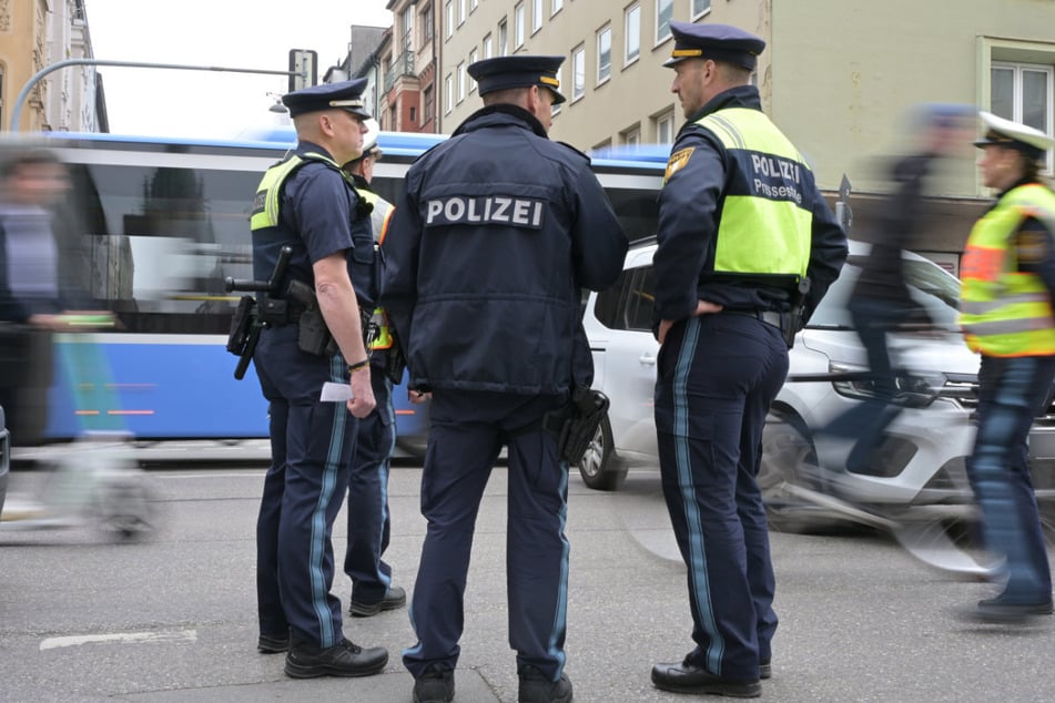 Einsatzkräfte von Polizei und Zoll suchen bei einem Großeinsatz nach Hinweisen auf mögliche Schwarzarbeit und illegale Beschäftigung – und finden möglicherweise mehr.