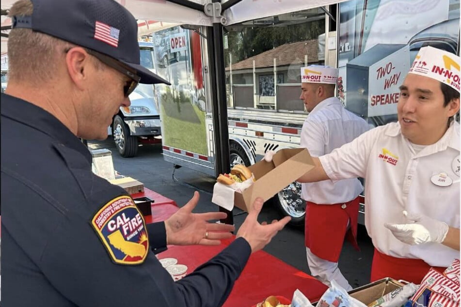 Mitarbeiter von "In-N-Out" verteilen kostenlose Burger an die Rettungskräfte.