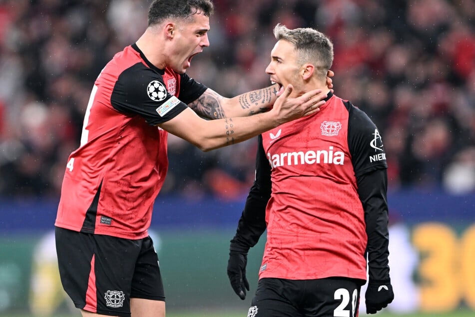 Leverkusens Granit Xhaka (l.) und Alejandro Grimaldo bejubeln das Tor zur 2:0-Führung.