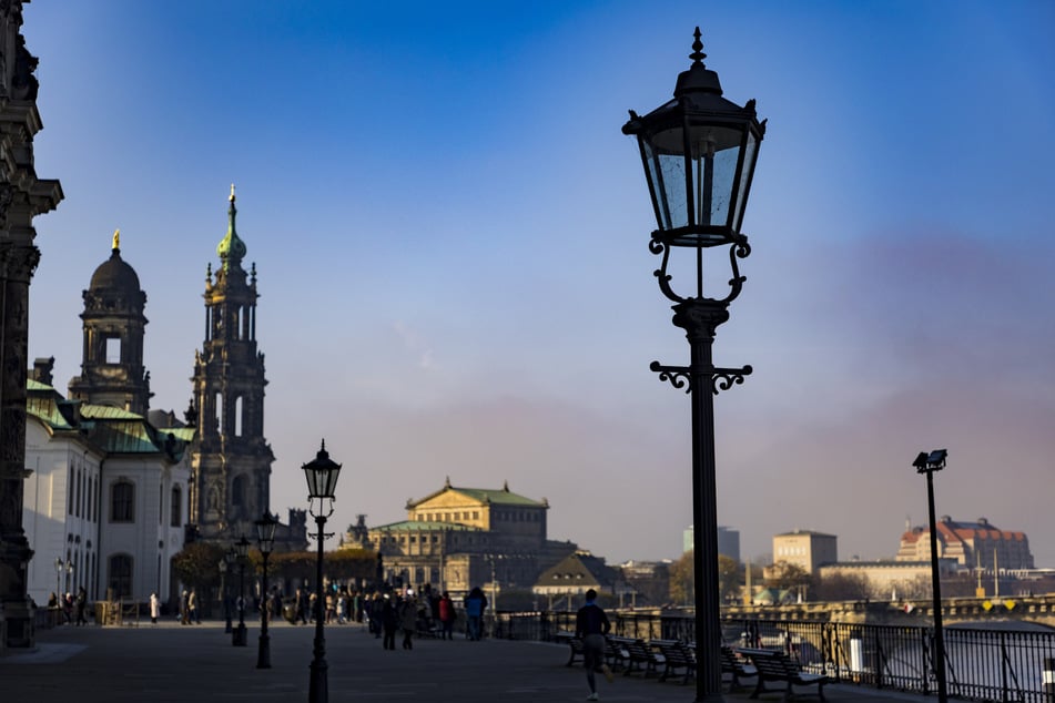 Von außen historisch, von innen modern: Auf der Brühlschen Terrasse leuchten bereits LED-Lampen.