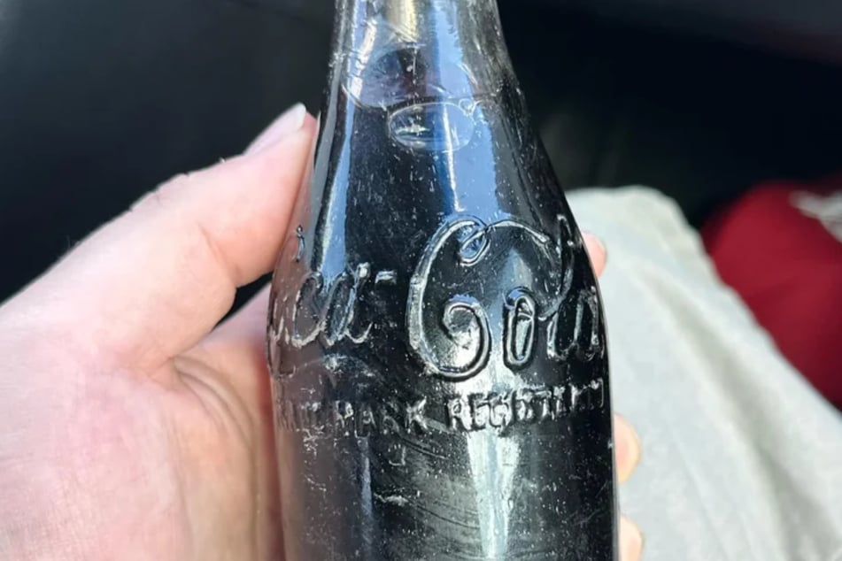 Unverkennbar: Der Coca-Cola-Schriftzug. Die Limonade sieht allerdings sehr schwarz aus.