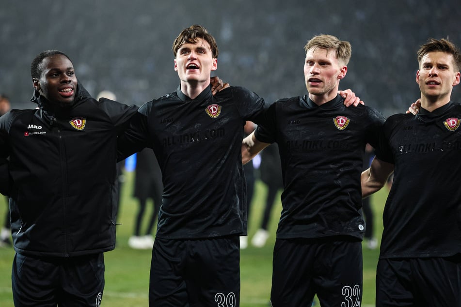 Dynamo Dresdens Jonas Sterner (23, 2.v.r.) wurde nach seinem Schnitzer vor dem 0:1 vom Team aufgefangen.