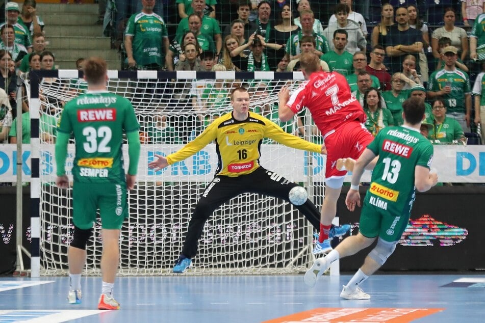 Tomas Mrkva pariert einen Wurf von Melsungens Mandic.