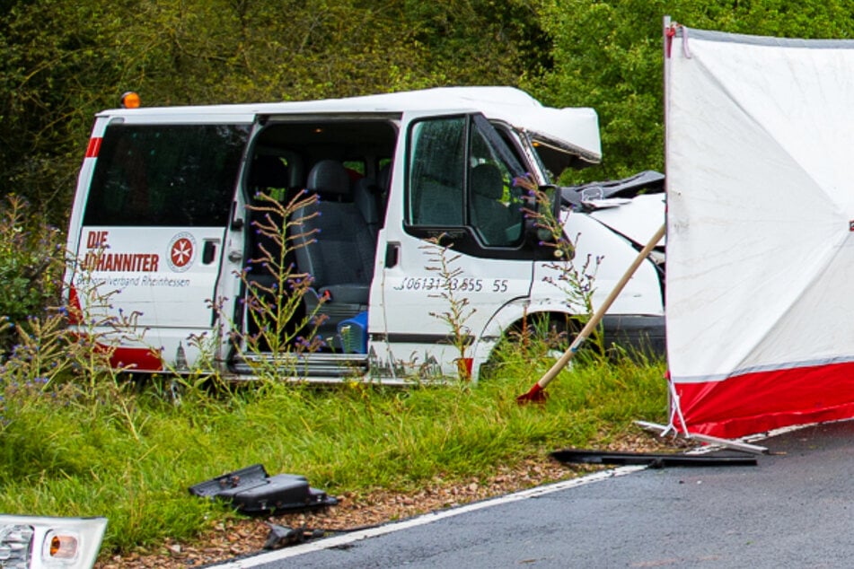 Ein Transporter der Hilfsorganisation "Die Johanniter" verunglückte auf der L422 bei Ingelheim: Zwei der Insassen starben, drei weitere wurde verletzt.