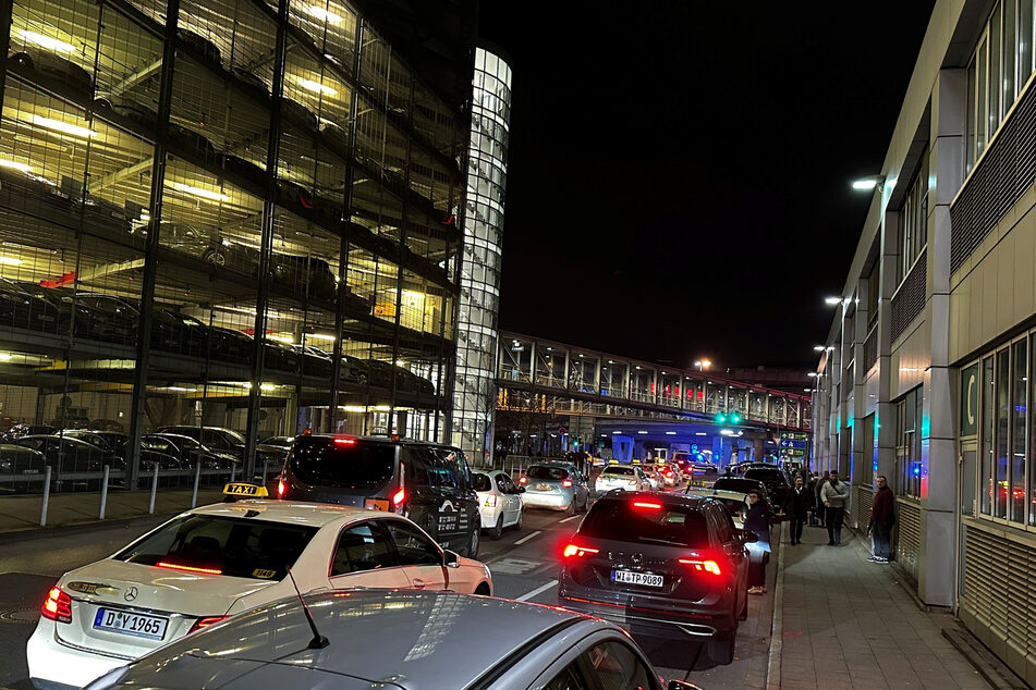 Am Abend bildete sich am Düsseldorfer Flughafen ein langer Stau.