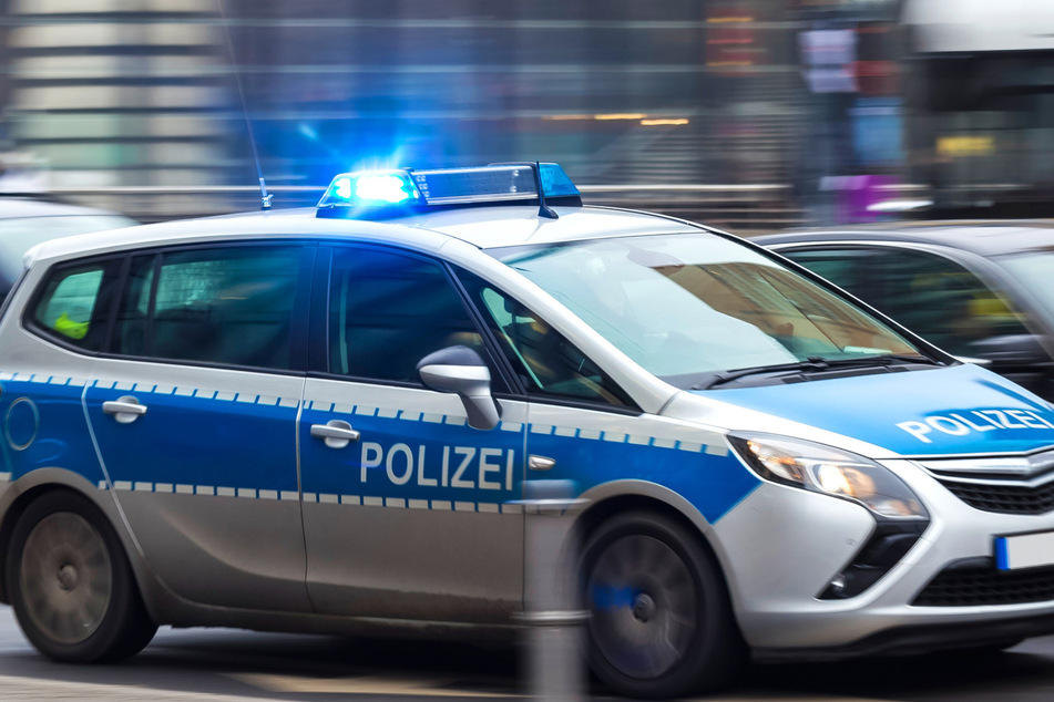 Zwei Männer und eine Frau wurden von der Polizei festgenommen. (Symbolbild)