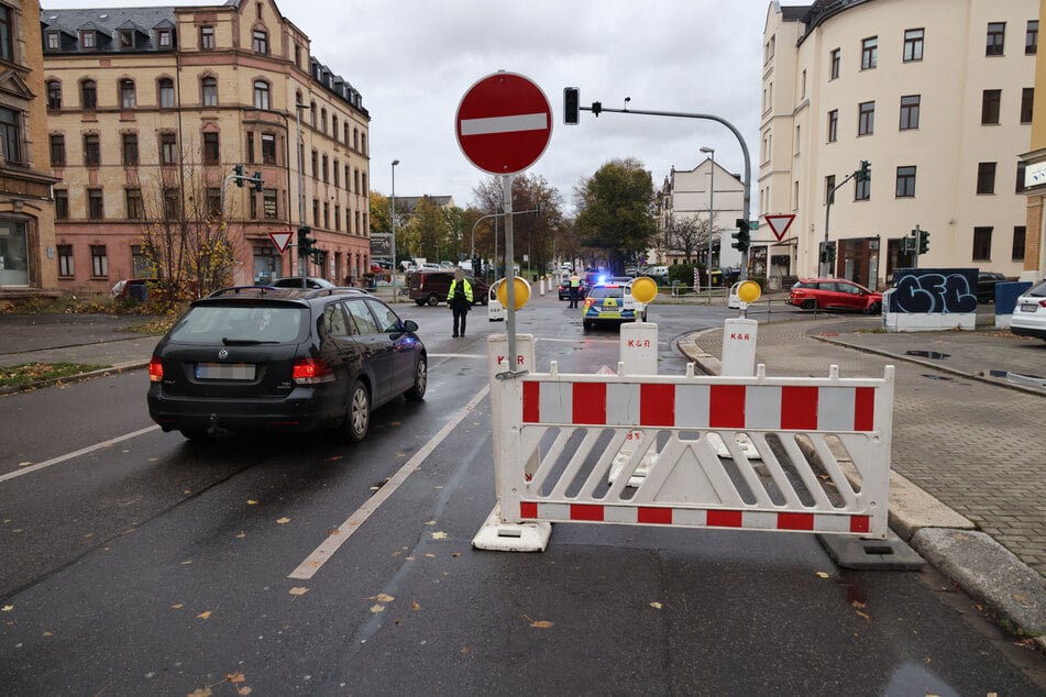 Um die Kreuzung zu entschärfen, wurde die Hainstraße gesperrt. Der Verkehr wird umgeleitet.