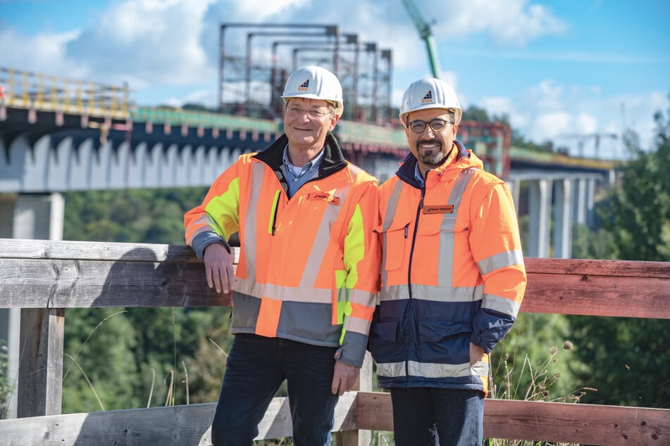 Wolfgang Lößer (62, l.) und Siavash Tangestani (41) von der Firma EHS überwachen die Baustelle an der Gottleubatalbrücke.