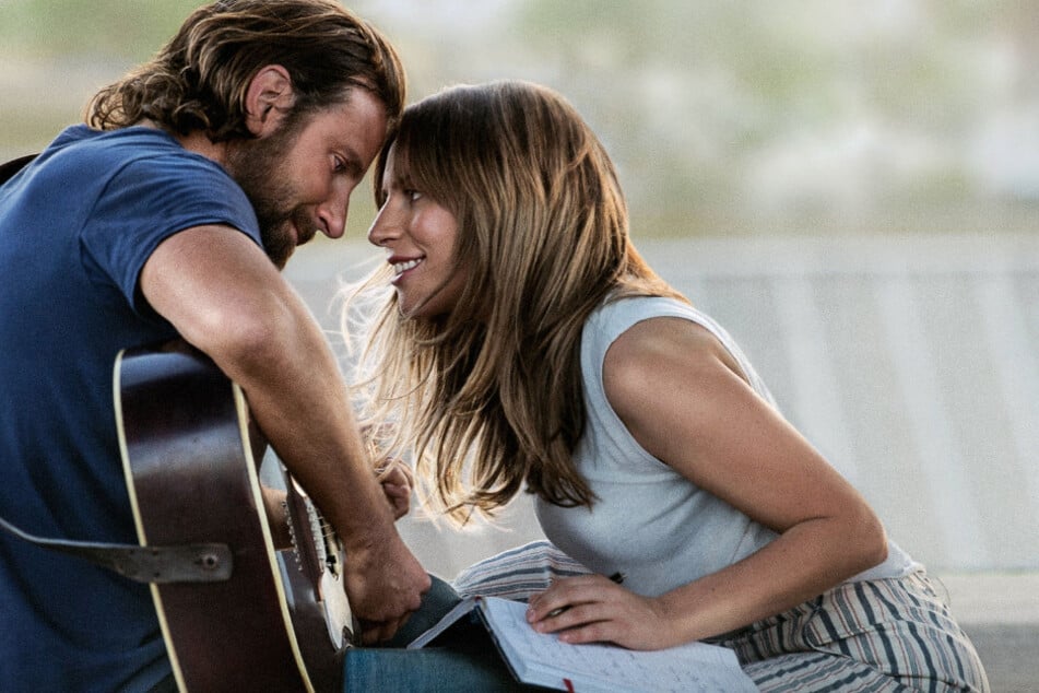 Romantisch wird's am Freitagabend mit Bradley Cooper (50) und Lady Gaga (39) in "A Star Is Born".