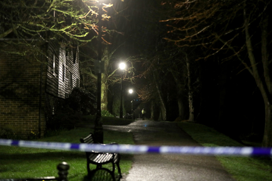 Die Polizei hat eine Absperrung errichtet, nachdem eine in einem Waldstück in Ashford versteckte Leiche als Sarah Everard identifiziert wurde.