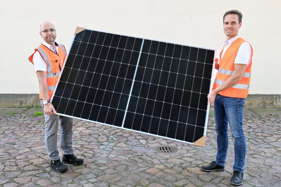 DVB-Hochbau-Chef Markus Zipa (47, r.) und Projektleiter André Wege bringen immer mehr Solarpanels auf die Dächer.