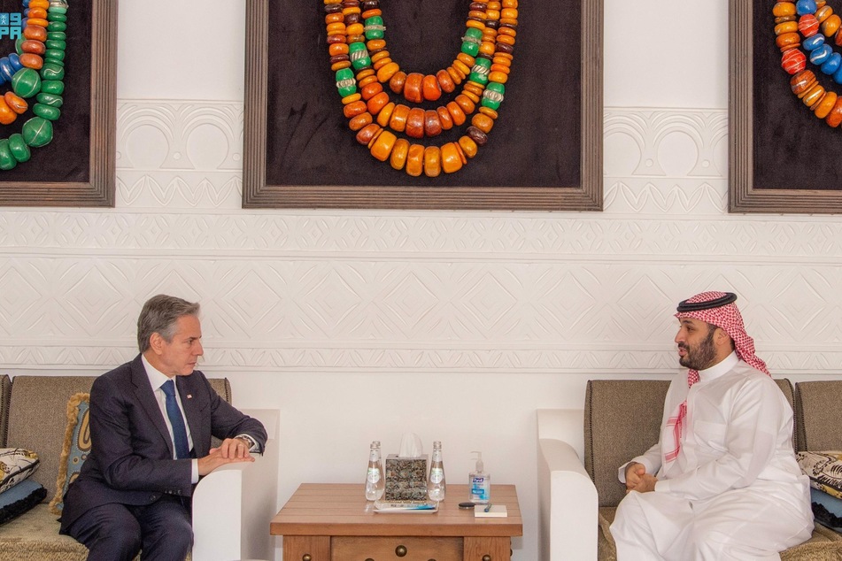 US-Außenminister Antony Blinken (61, l.) trifft sich mit dem saudischen Kronprinzen Mohammed bin Salman (38, r.).