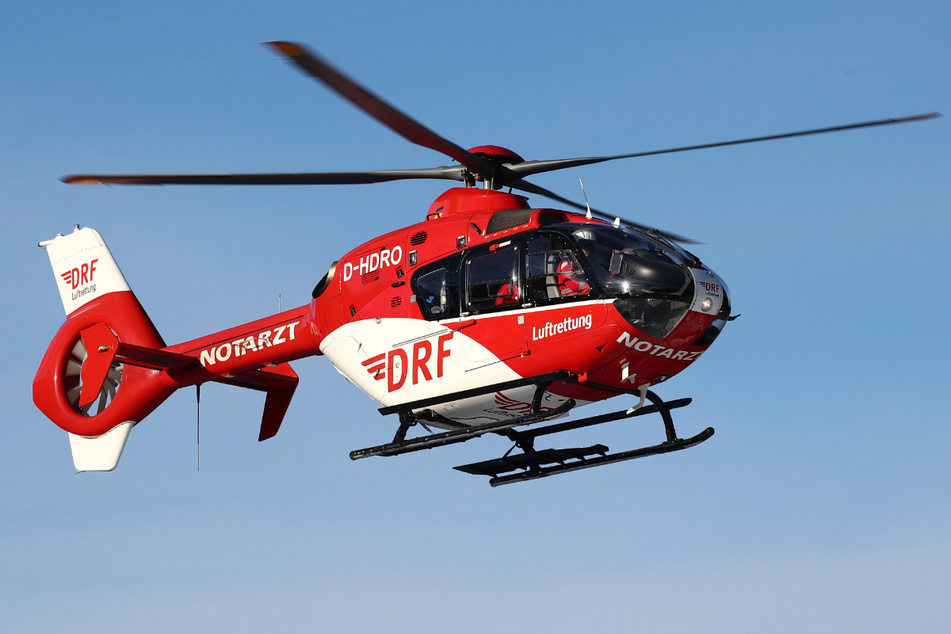 Die Rettungskräfte haben den 24-Jährigen und die 61 Jahre alte Frau nach dem schweren Unfall in Bayern in Kliniken geflogen. (Symbolbild)