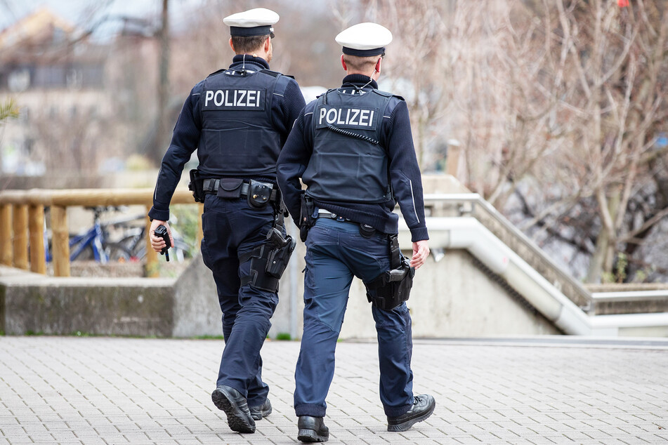 Zwei Polizisten gehen Streife. (Symbolbild)