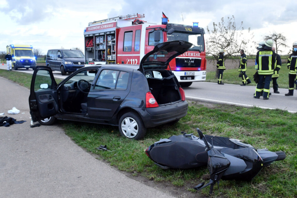 Feuerwehrleute gehen an der Unfallstelle ihrer Arbeit nach.