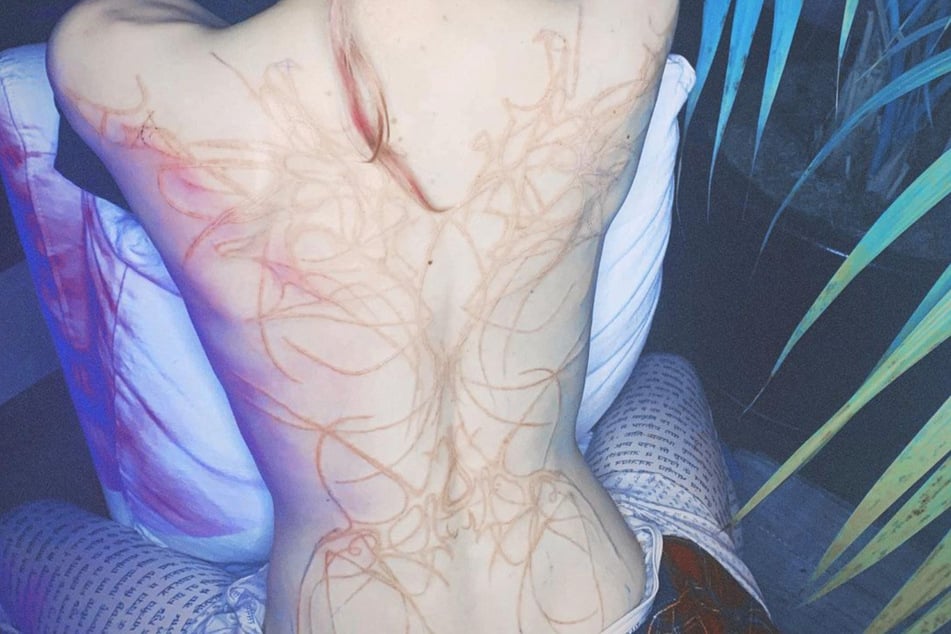 Das muss weh getan haben: Über den ganzen Rücken von Grimes (33) zieht sich nun ein "White Ink"-Tattoo.