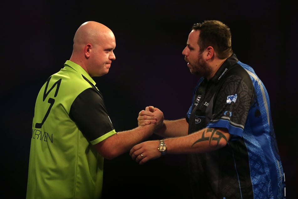 Michael van Gerwen (35, l.) und Adrian Lewis (39) bei der Darts-WM 2018 im Londoner Alexandra Palace. (Archivfoto)