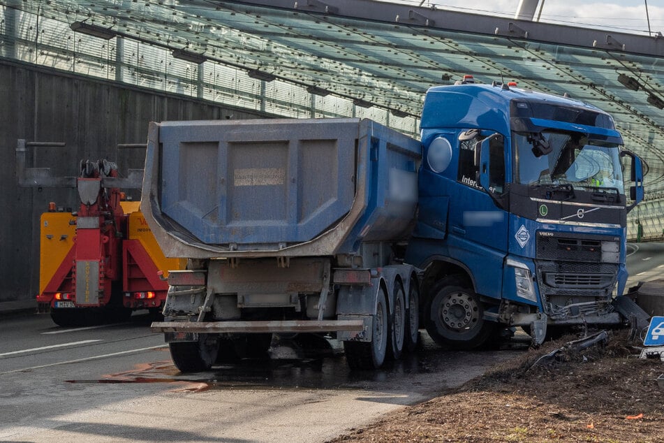 Bei einem Unfall auf dem Mittleren Ring in München ist eine Lastwagenfahrerin schwer verletzt worden.