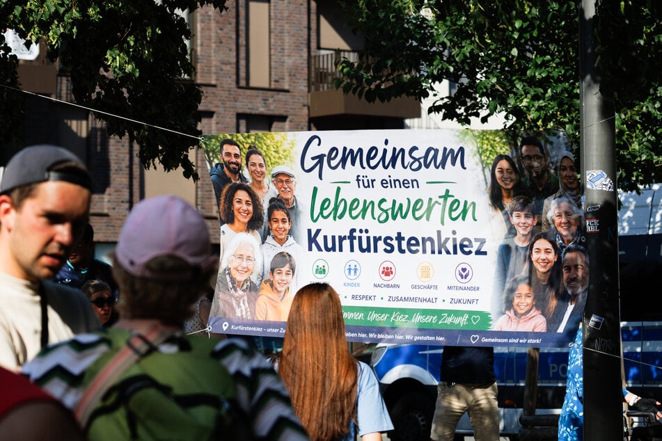 An der Zwölf-Apostel-Kirche demonstrieren Anwohner gegen die Zustände in ihrem Kiez.