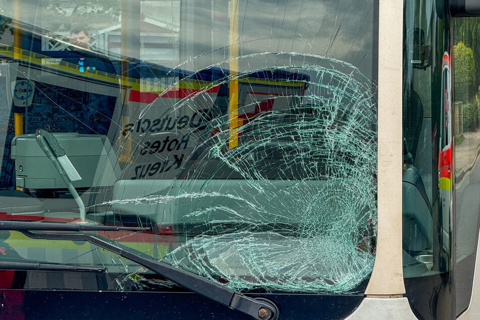 Der Junge wurde von dem Bus erfasst und schwer verletzt.