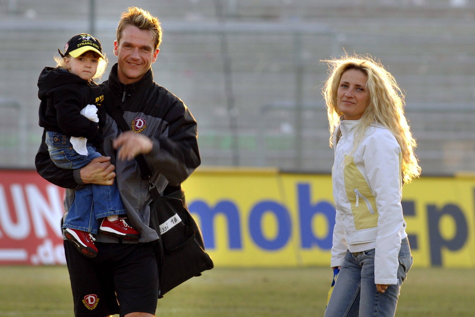 Karsten Oswald (heute 48, l.) mit seiner damals zweijährigen Tochter Lilly im März 2005. Die Liebe zu den Farben ist geblieben. Die heute 21-Jährige ist ein großer Dynamo-Fan.