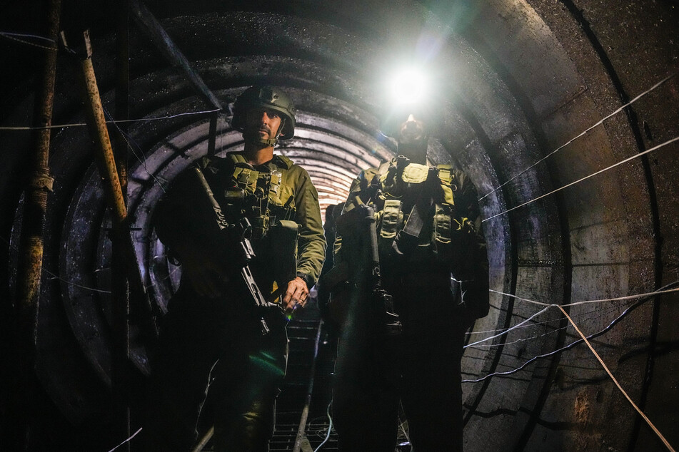 Israelische Soldaten durchsuchen einen Tunnel, der nach Angaben des Militärs von militanten Hamas-Kämpfern für den Angriff auf den Grenzübergang Erez im nördlichen Gazastreifen genutzt wurde.