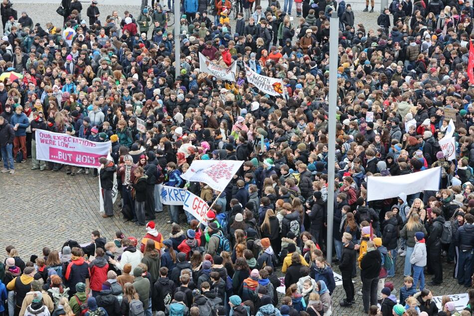 Zahlreiche Demonstranten versammelten sich am Postplatz.