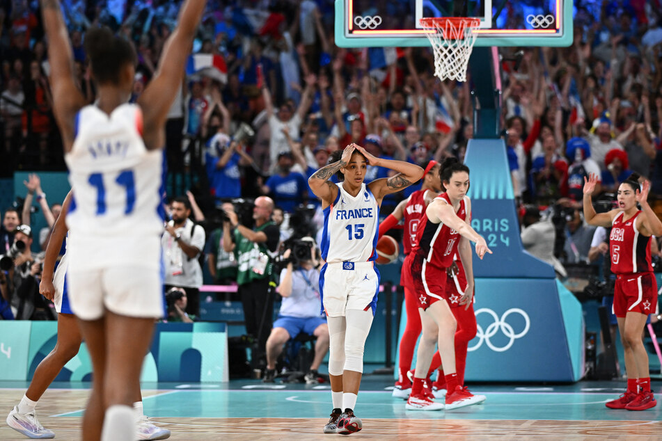 France's Gabby Williams was inches away from sending the final to overtime with a buzzer-beating three-point shot.