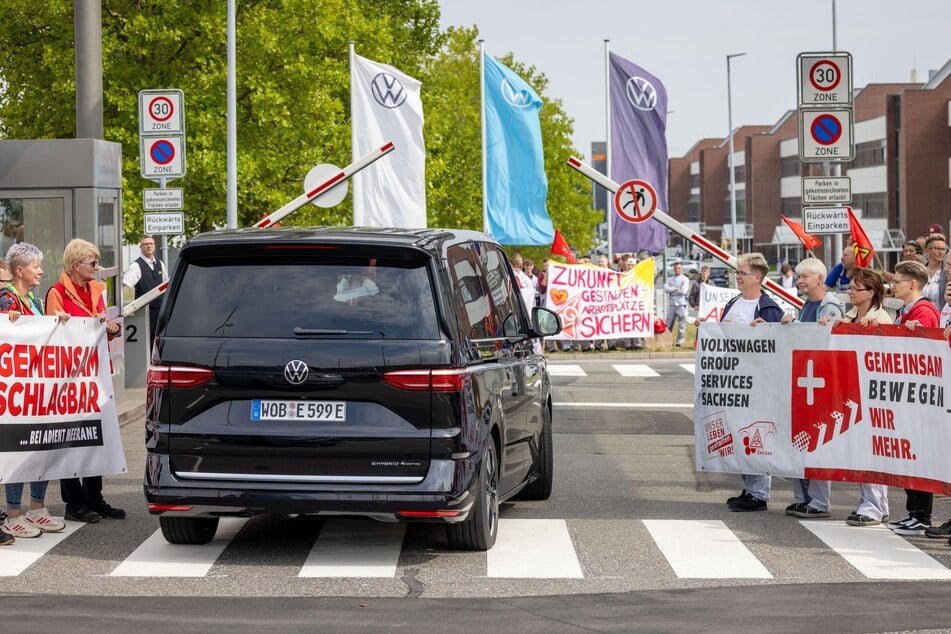 Oliver Blume wurde ins VW-Gelände gefahren - vorbei an der verunsicherten Belegschaft.