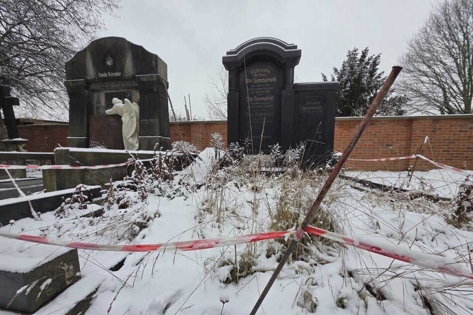 Mit Flatterband sind Teile des Friedhofs abgetrennt - aus Sicherheitsgründen.