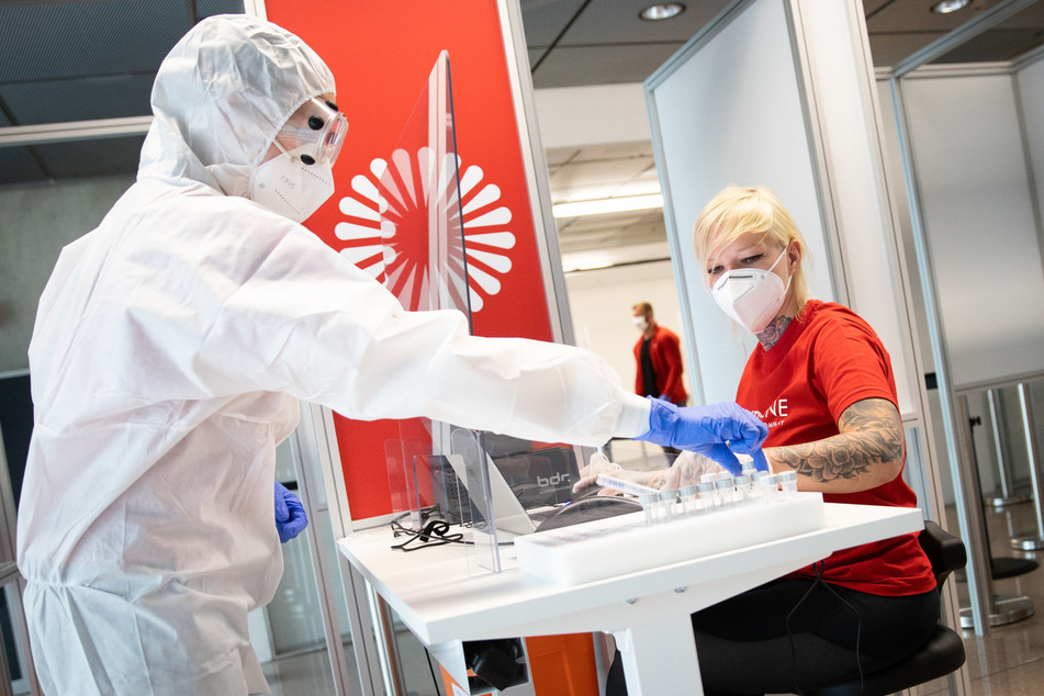 Reise-Rückkehrer am Flughafen Hamburg werden auf das Virus getestet.