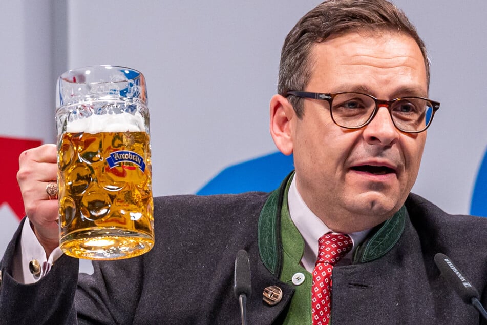 Der österreichische Politiker und Publizist Gerald Grosz (47) muss sich in Niederbayern wegen des Vorwurfs der Beleidigung von Personen des politischen Lebens verantworten.