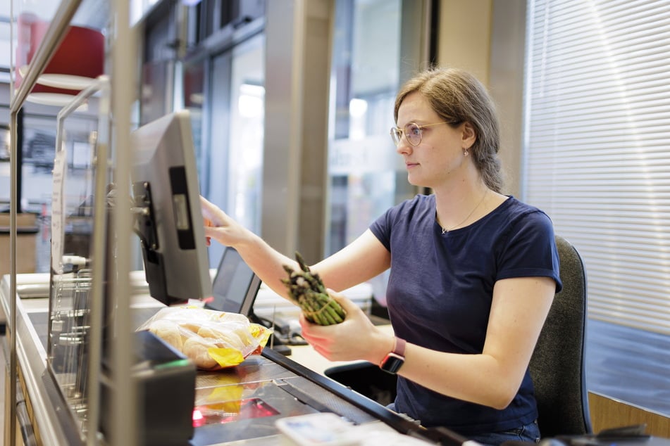 Typischer Teilzeitjob: Kassieren an der Supermarktkasse. (Symbolfoto)