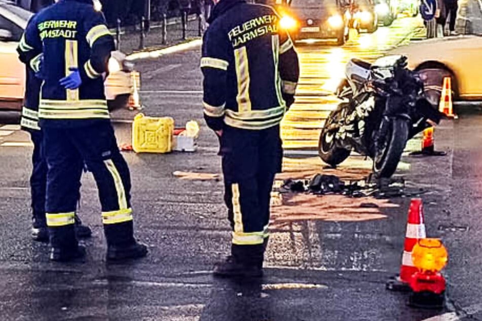 In Darmstadt-Mitte kam es am späten Donnerstagnachmittag zu einem Unfall mit einem verletzten Motorradfahrer.