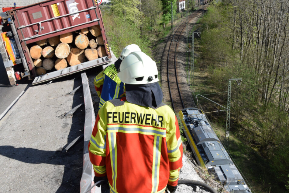 Baumstamm-Lkw reißt Stützmauer in die Tiefe: Zug kollidiert mit den Trümmern!