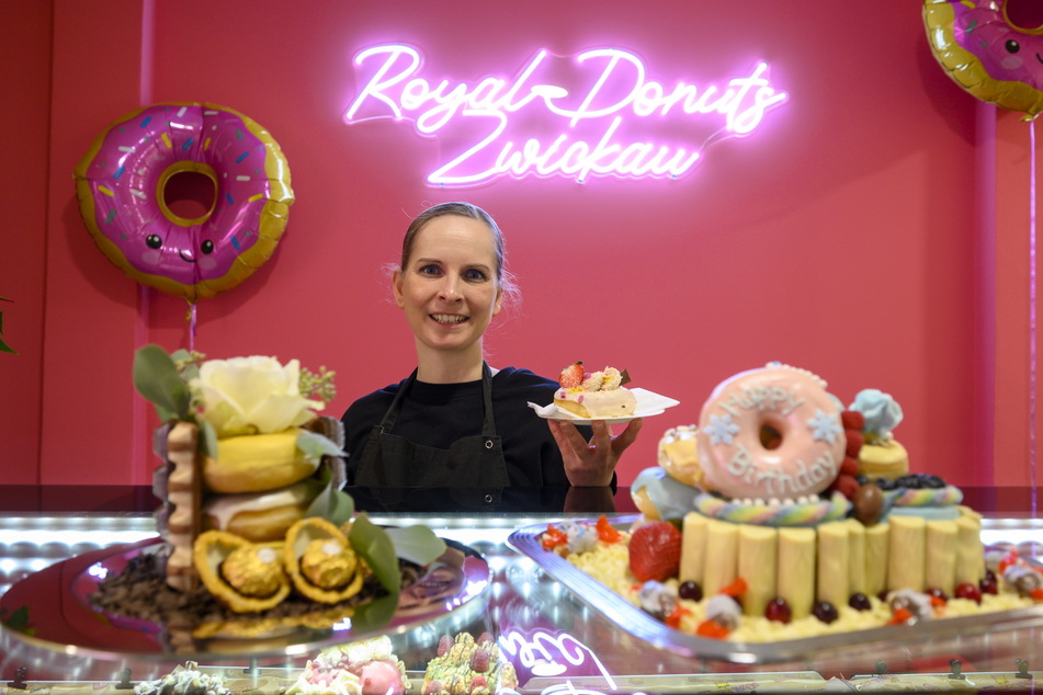 Mit farbenfrohen Donut-Torten möchte Nicole Lehmann (38), Betreiberin des Zwickauer "Royal Donuts"-Geschäfts, künftig auf Partys für kulinarische Highlights sorgen.