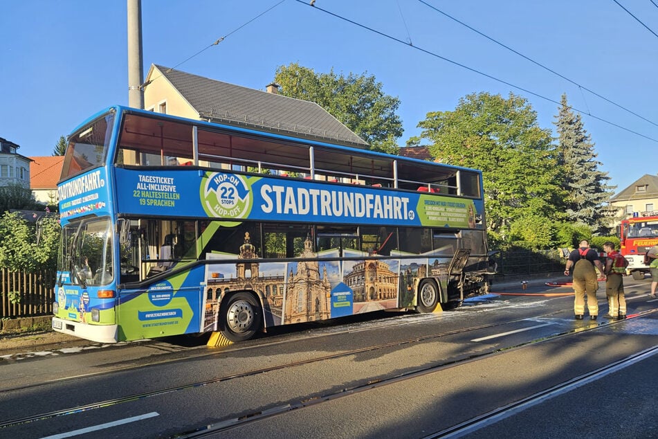 Der Bus wurde gesichert, soll am Mittwoch abgeschleppt werden.