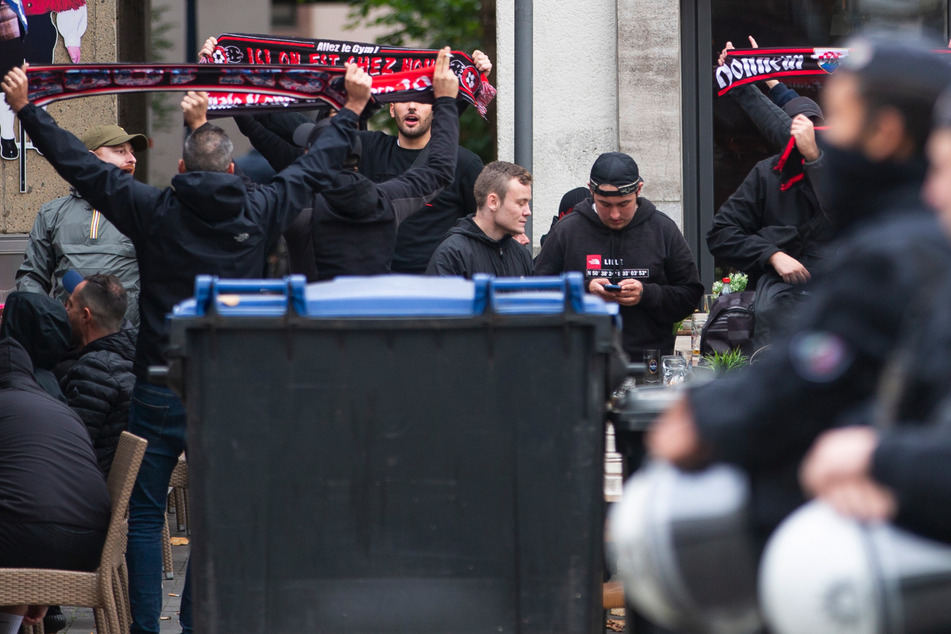 Video zeigt grölende Nizza-Fans: Erste Anhänger in Köln angekommen