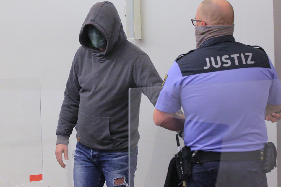 Perverser Papi vergeht sich an seiner Stieftochter Perverser Papi vergeht sich an seiner Stieftochter