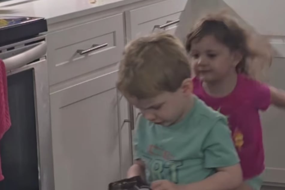 Jako matka, když vidí, co dvojčata dělají v kuchyni, okamžitě sáhne po svém telefonu.