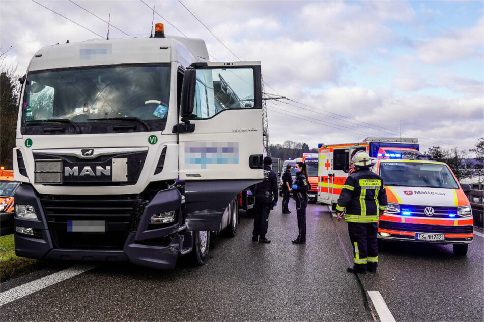 Einsatzkräfte am Mittwoch an dem Tanklaster.