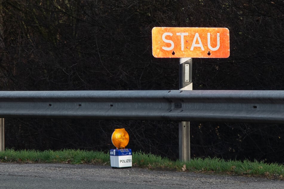 Unfall A2: Lkw rutscht bei Glätte über die A2: Autobahn Richtung Berlin dicht